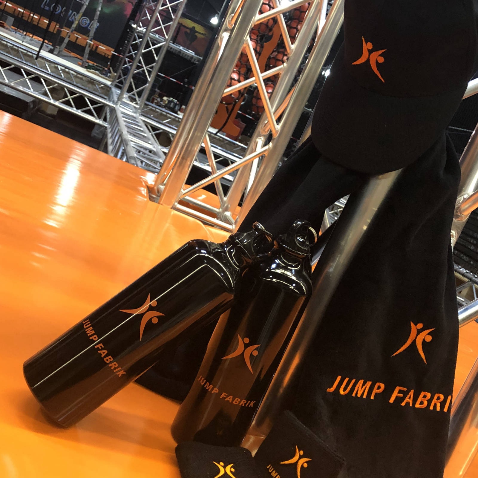 Merchandise Jump Box XXL. Inhalt: 1 Paar Socken, 1 Schweißband, 1 Trinkflasche, 1 T-Shirt, 1 Handtuch, 90 Minuten Ticket