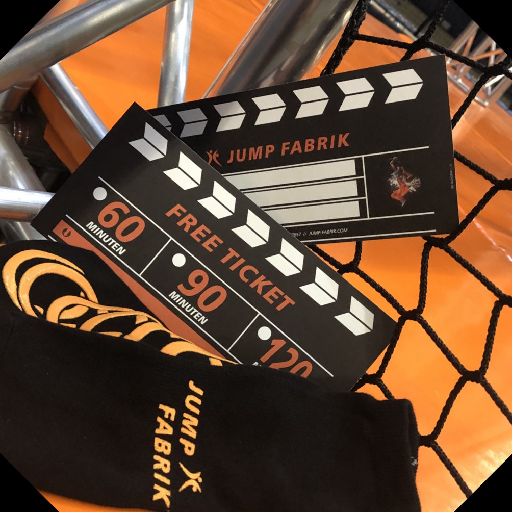 Merchandise Jump Box. Inhalt: 1 Paar Socken, 1 Schweißband, 1 Trinkflasche, 60 Minuten Ticket